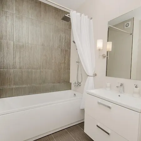 Apartment Nezavisimosti 85 V *
